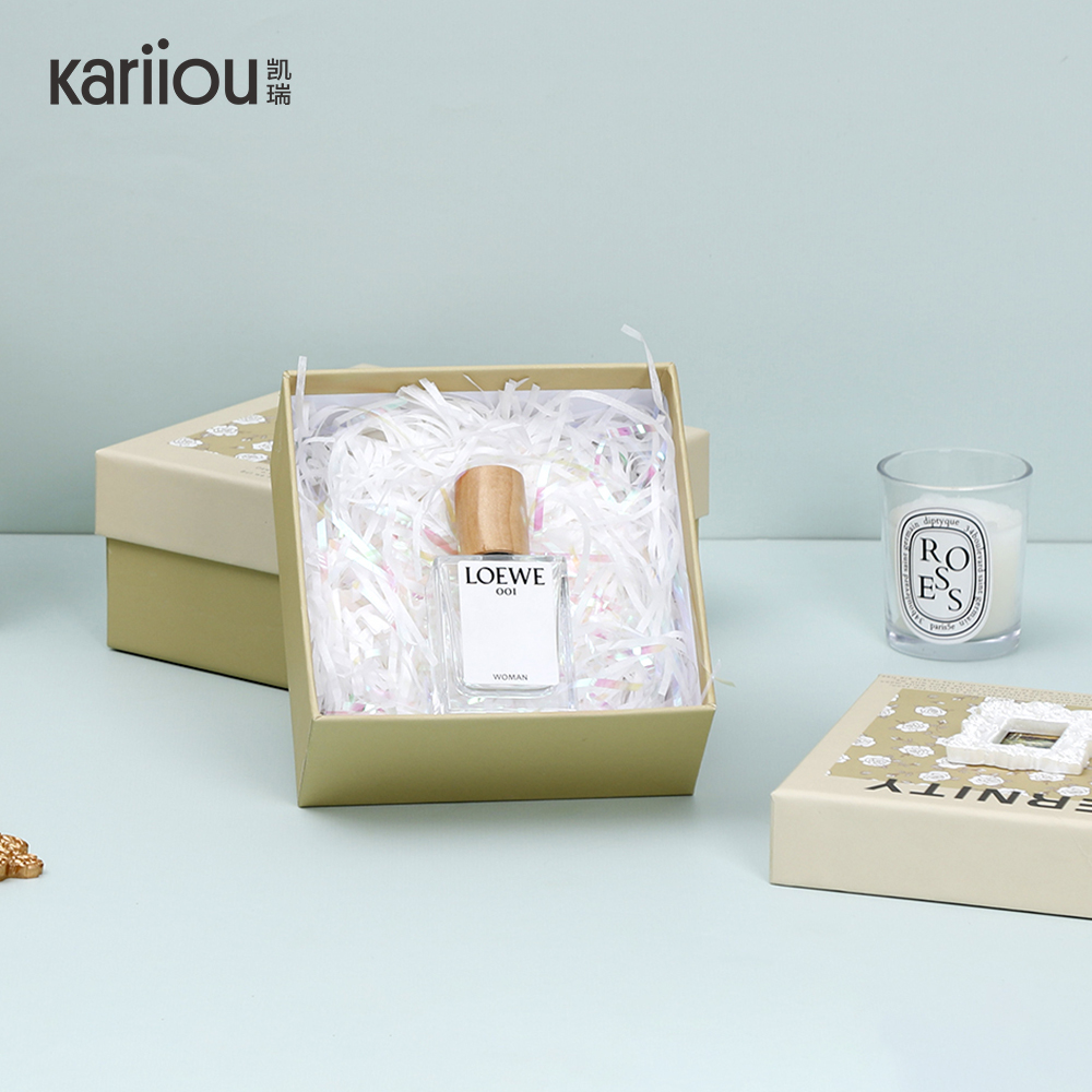 Heart-shaped gilded gift set of three pieces - including hand-held flower box with matte laminated printing on the surface, specially designed for high-end wedding packaging Application Scenario
