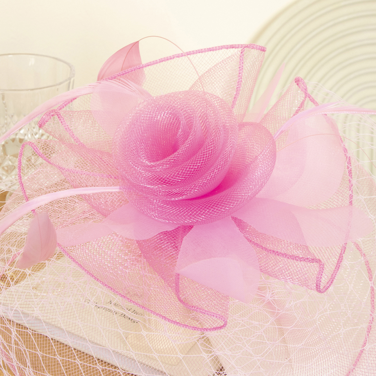 New black petal-shaped horse racing festival headwear from Europe and America, British-style hair accessory, Korean-style hairpin, catwalk style fine cloth feather top hat Item Picture