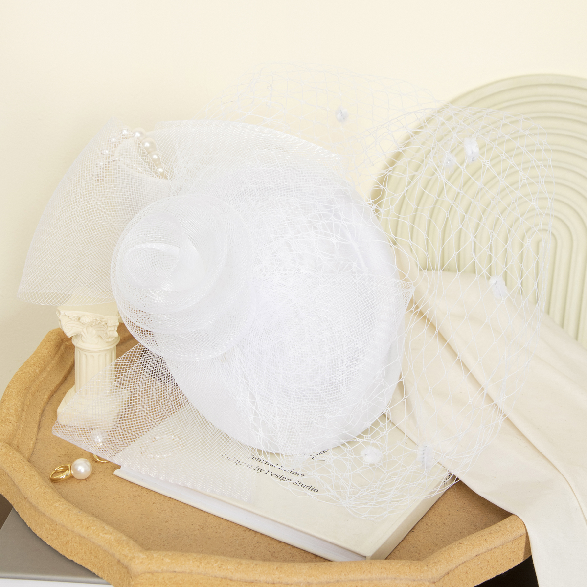 New black petal-shaped horse racing festival headwear from Europe and America, British-style hair accessory, Korean-style hairpin, catwalk style fine cloth feather top hat Application Scenario