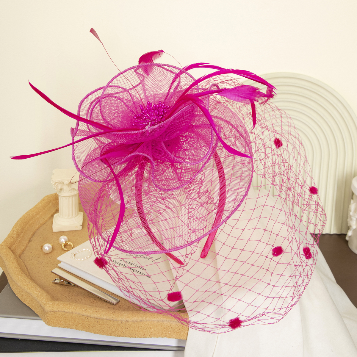 New black petal-shaped horse racing festival headwear from Europe and America, British-style hair accessory, Korean-style hairpin, catwalk style fine cloth feather top hat Application Scenario