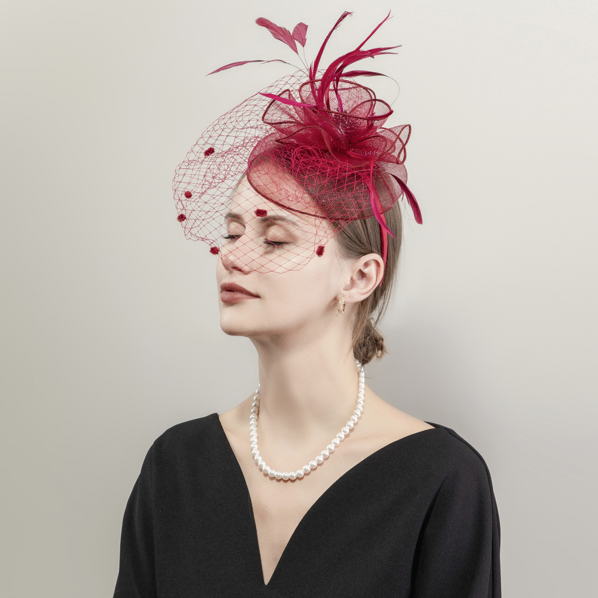 New black petal-shaped horse racing festival headwear from Europe and America, British-style hair accessory, Korean-style hairpin, catwalk style fine cloth feather top hat Specification image