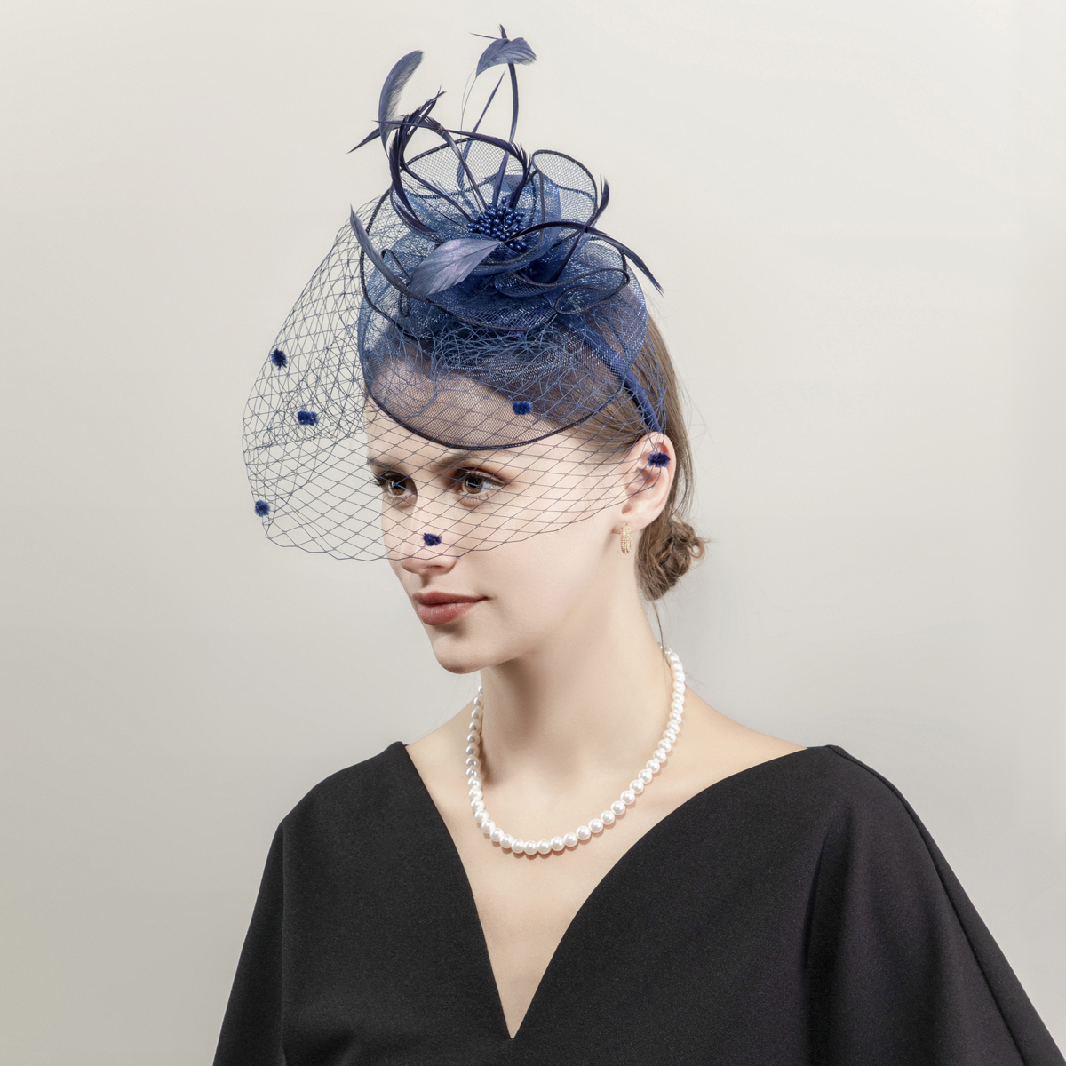 New black petal-shaped horse racing festival headwear from Europe and America, British-style hair accessory, Korean-style hairpin, catwalk style fine cloth feather top hat details Picture