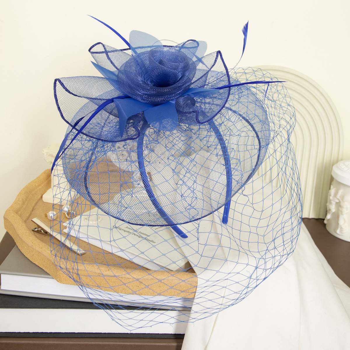 New black petal-shaped horse racing festival headwear from Europe and America, British-style hair accessory, Korean-style hairpin, catwalk style fine cloth feather top hat Item Picture