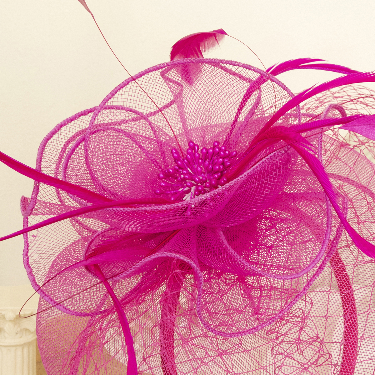 New black petal-shaped horse racing festival headwear from Europe and America, British-style hair accessory, Korean-style hairpin, catwalk style fine cloth feather top hat Item Picture