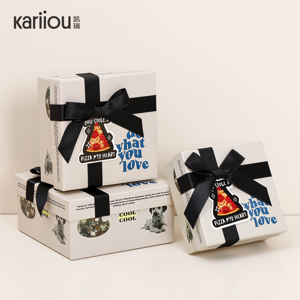 Factory custom art paper gift set of three pieces - Heart-shaped cardboard gift box with elegant surface oiling process and floral theme gift box set details Picture