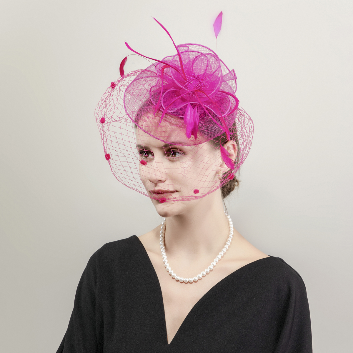 New black petal-shaped horse racing festival headwear from Europe and America, British-style hair accessory, Korean-style hairpin, catwalk style fine cloth feather top hat details Picture