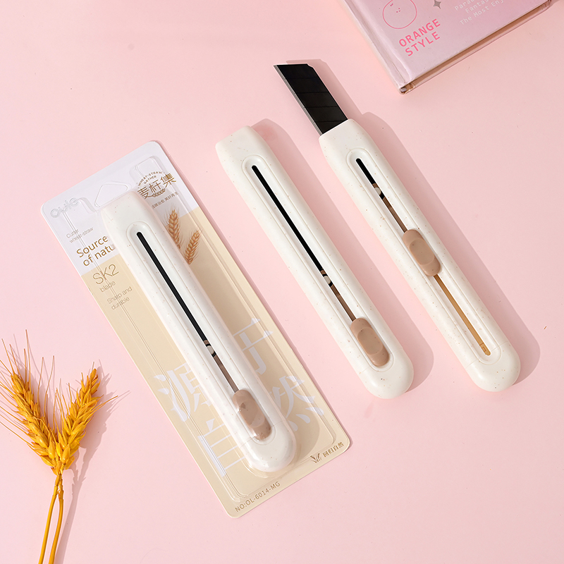 A straw utility knife Application Scenario