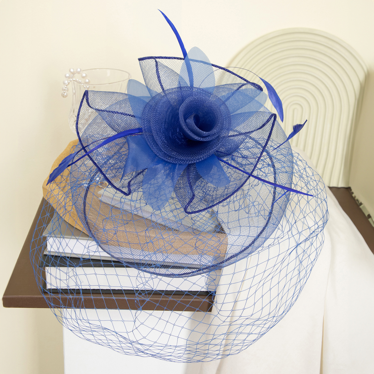 New black petal-shaped horse racing festival headwear from Europe and America, British-style hair accessory, Korean-style hairpin, catwalk style fine cloth feather top hat Specification image