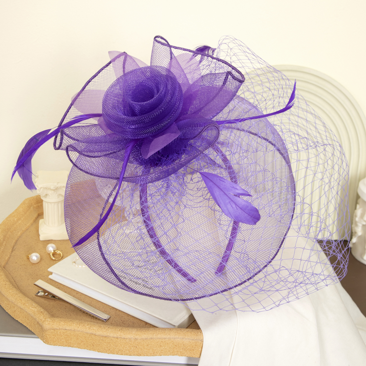 New black petal-shaped horse racing festival headwear from Europe and America, British-style hair accessory, Korean-style hairpin, catwalk style fine cloth feather top hat Application Scenario