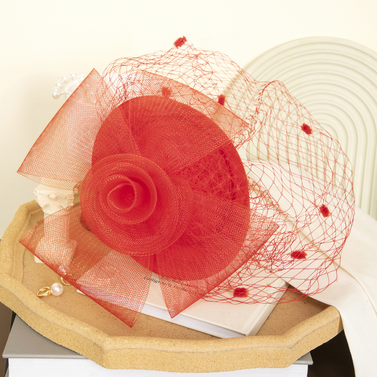 New black petal-shaped horse racing festival headwear from Europe and America, British-style hair accessory, Korean-style hairpin, catwalk style fine cloth feather top hat Item Picture