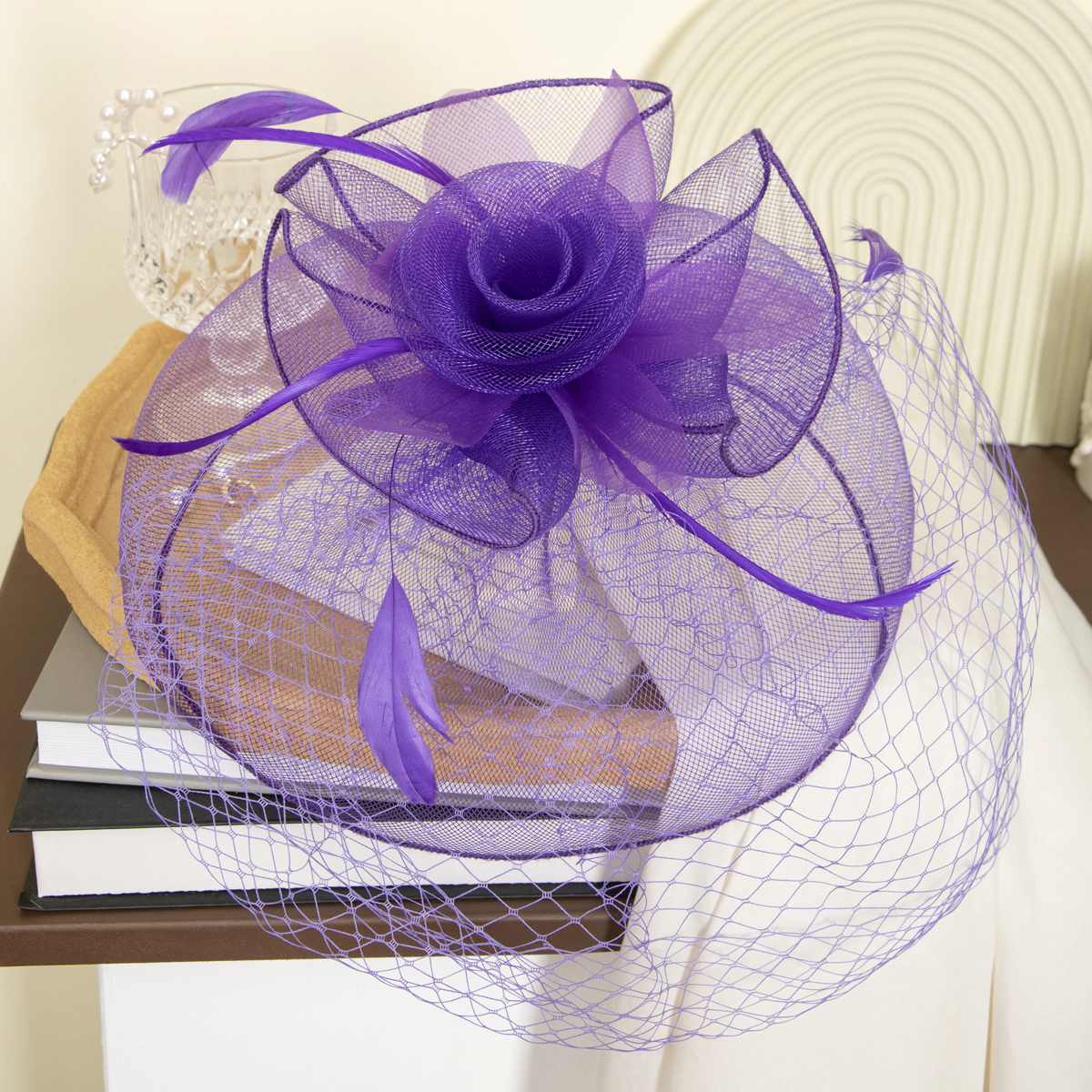 New black petal-shaped horse racing festival headwear from Europe and America, British-style hair accessory, Korean-style hairpin, catwalk style fine cloth feather top hat Item Picture