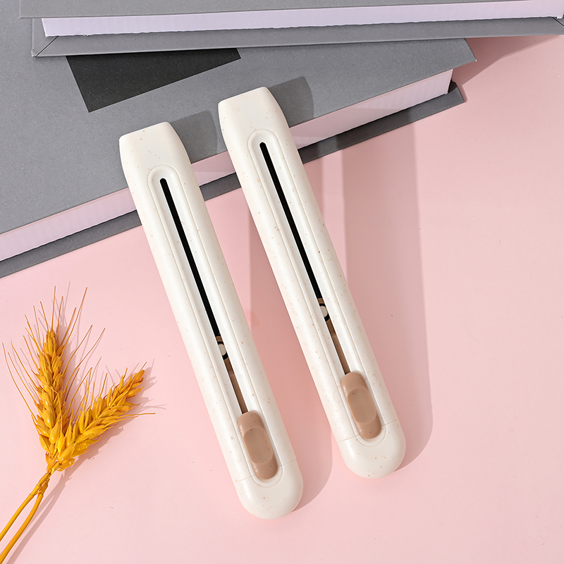 A straw utility knife Item Picture