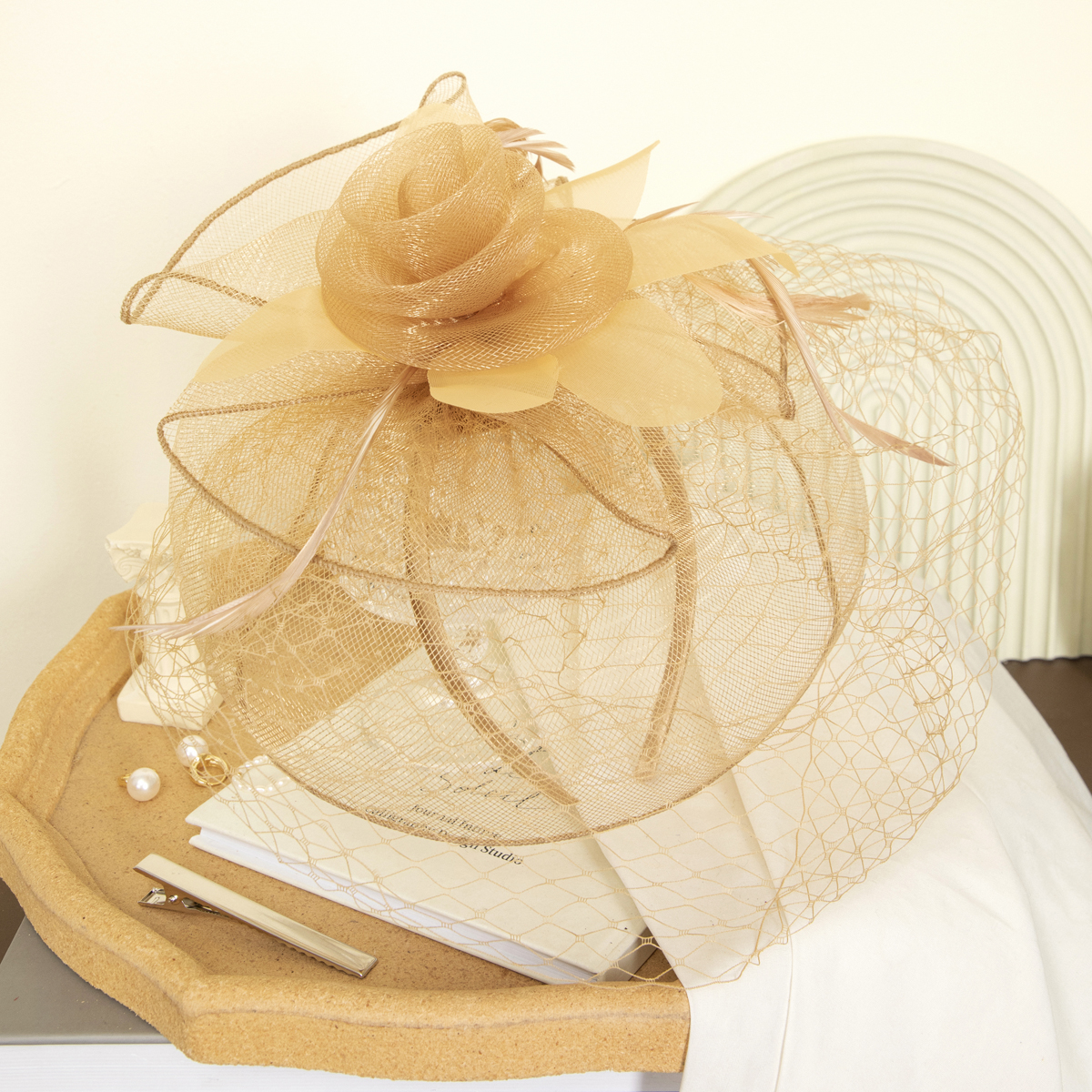 New black petal-shaped horse racing festival headwear from Europe and America, British-style hair accessory, Korean-style hairpin, catwalk style fine cloth feather top hat Application Scenario