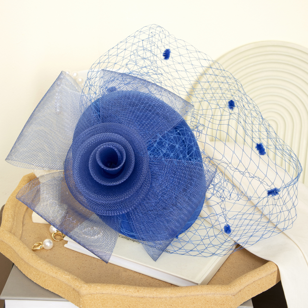 New black petal-shaped horse racing festival headwear from Europe and America, British-style hair accessory, Korean-style hairpin, catwalk style fine cloth feather top hat Application Scenario