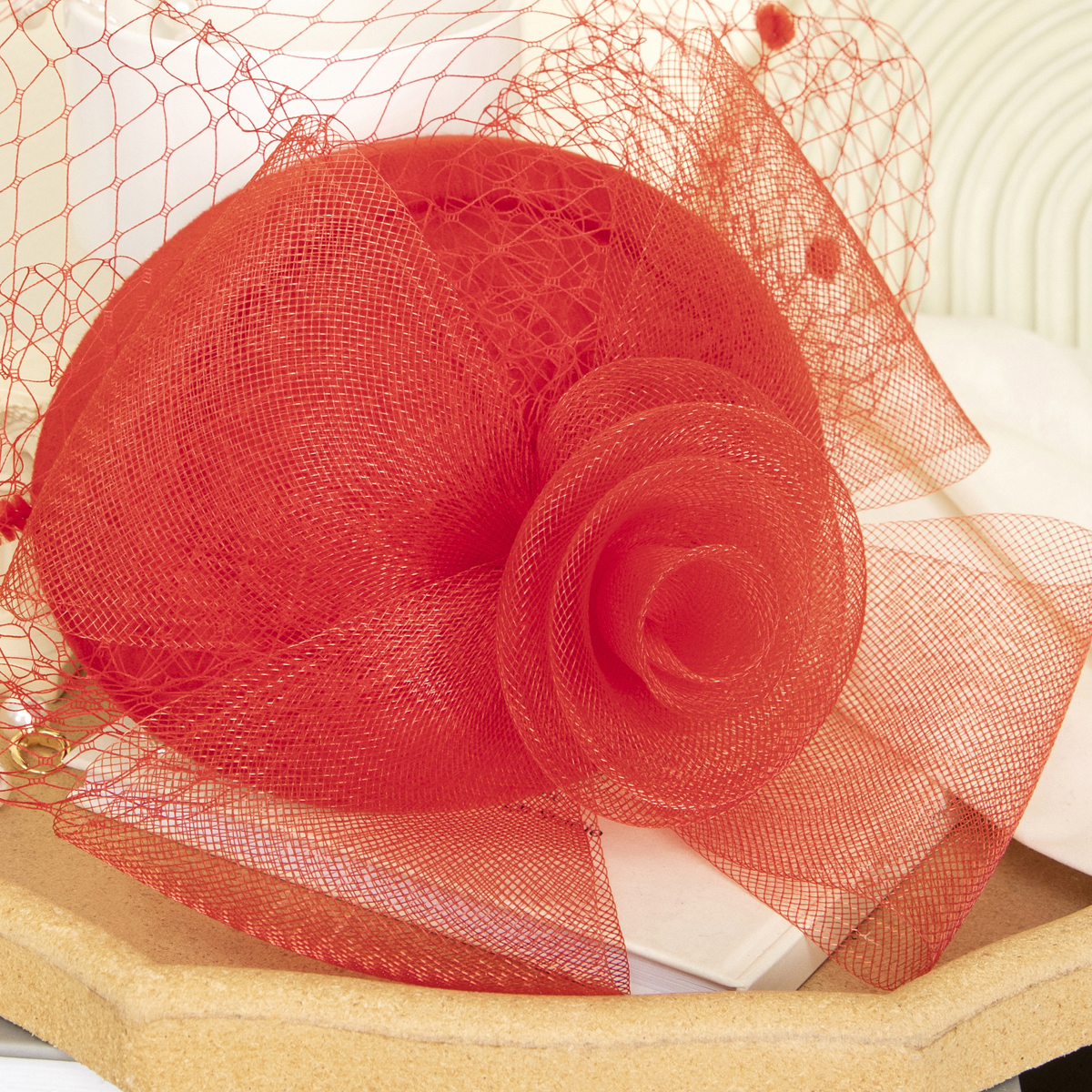 New black petal-shaped horse racing festival headwear from Europe and America, British-style hair accessory, Korean-style hairpin, catwalk style fine cloth feather top hat Application Scenario