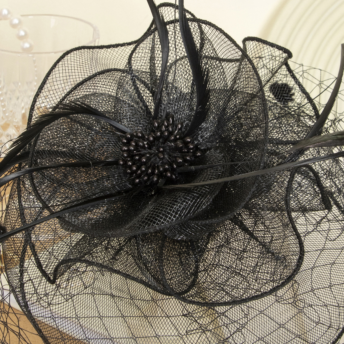 New black petal-shaped horse racing festival headwear from Europe and America, British-style hair accessory, Korean-style hairpin, catwalk style fine cloth feather top hat Application Scenario