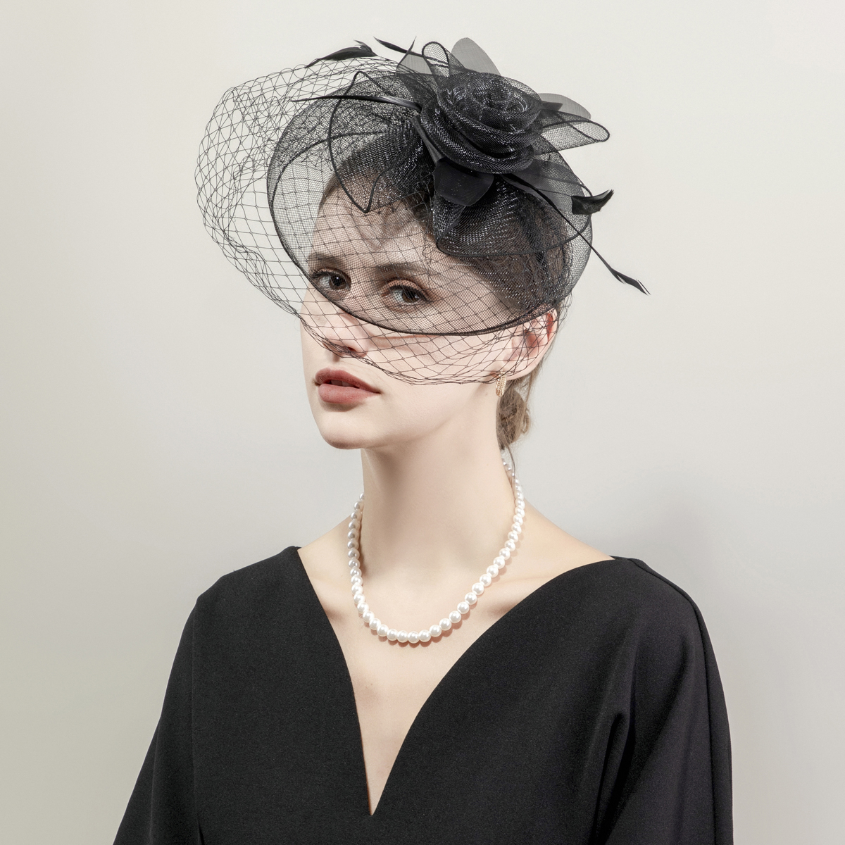 New black petal-shaped horse racing festival headwear from Europe and America, British-style hair accessory, Korean-style hairpin, catwalk style fine cloth feather top hat details Picture