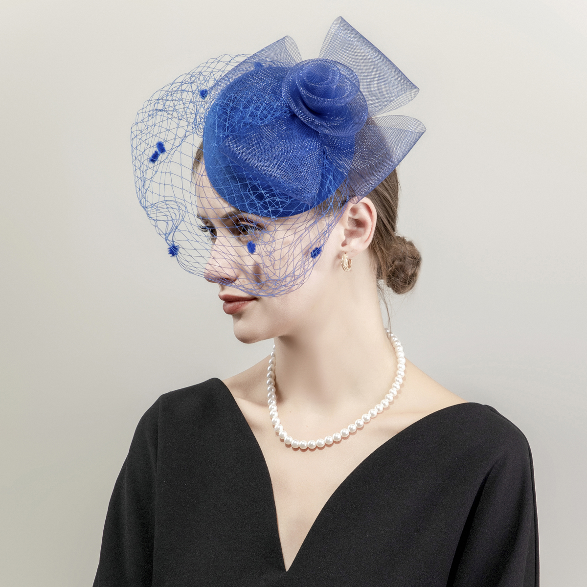 New black petal-shaped horse racing festival headwear from Europe and America, British-style hair accessory, Korean-style hairpin, catwalk style fine cloth feather top hat Specification image