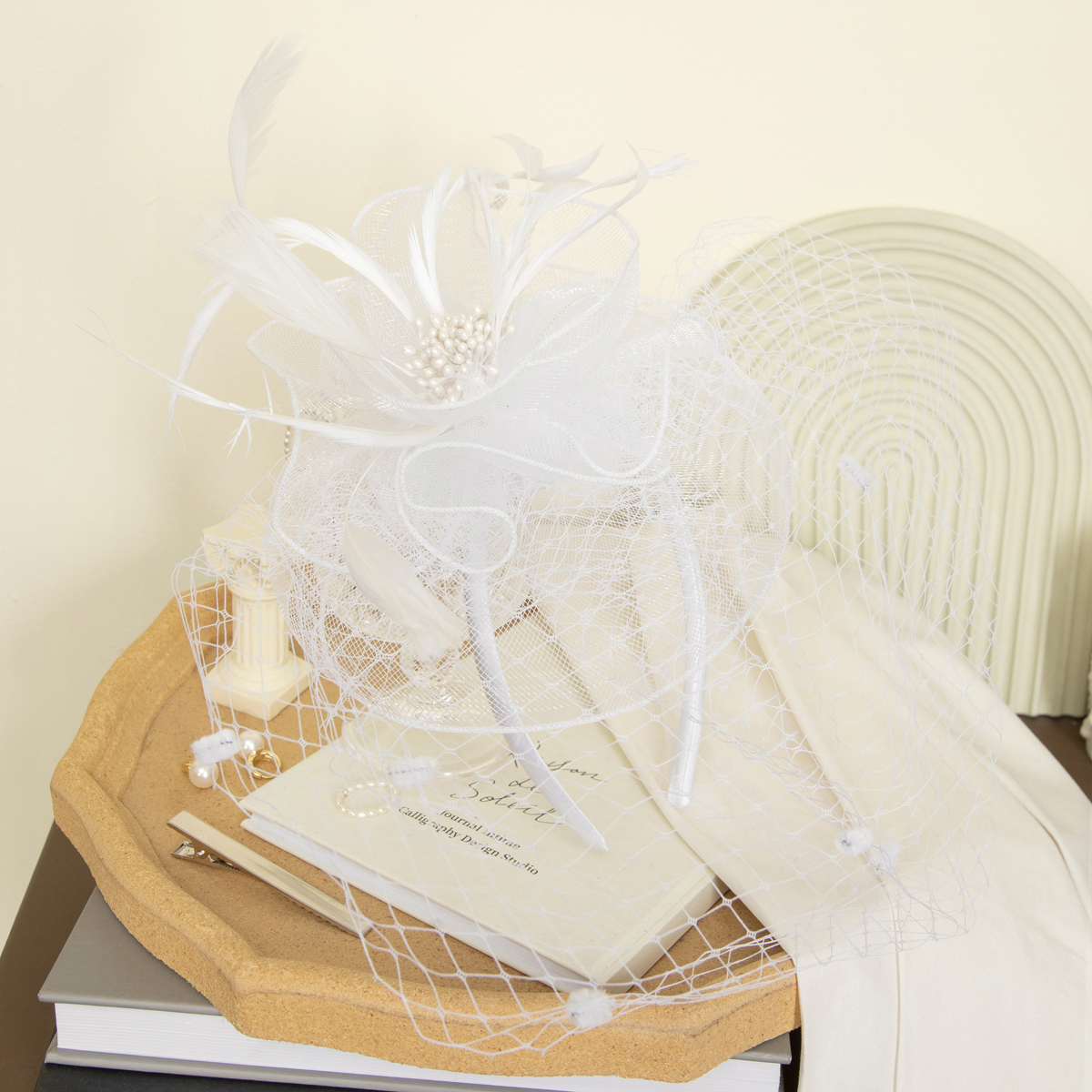 New black petal-shaped horse racing festival headwear from Europe and America, British-style hair accessory, Korean-style hairpin, catwalk style fine cloth feather top hat Application Scenario