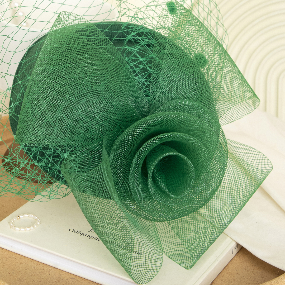 欧美新款黑色麻花瓣赛马节头饰 英伦风发饰 韩式发卡 走秀款细布羽毛礼帽 Item Picture