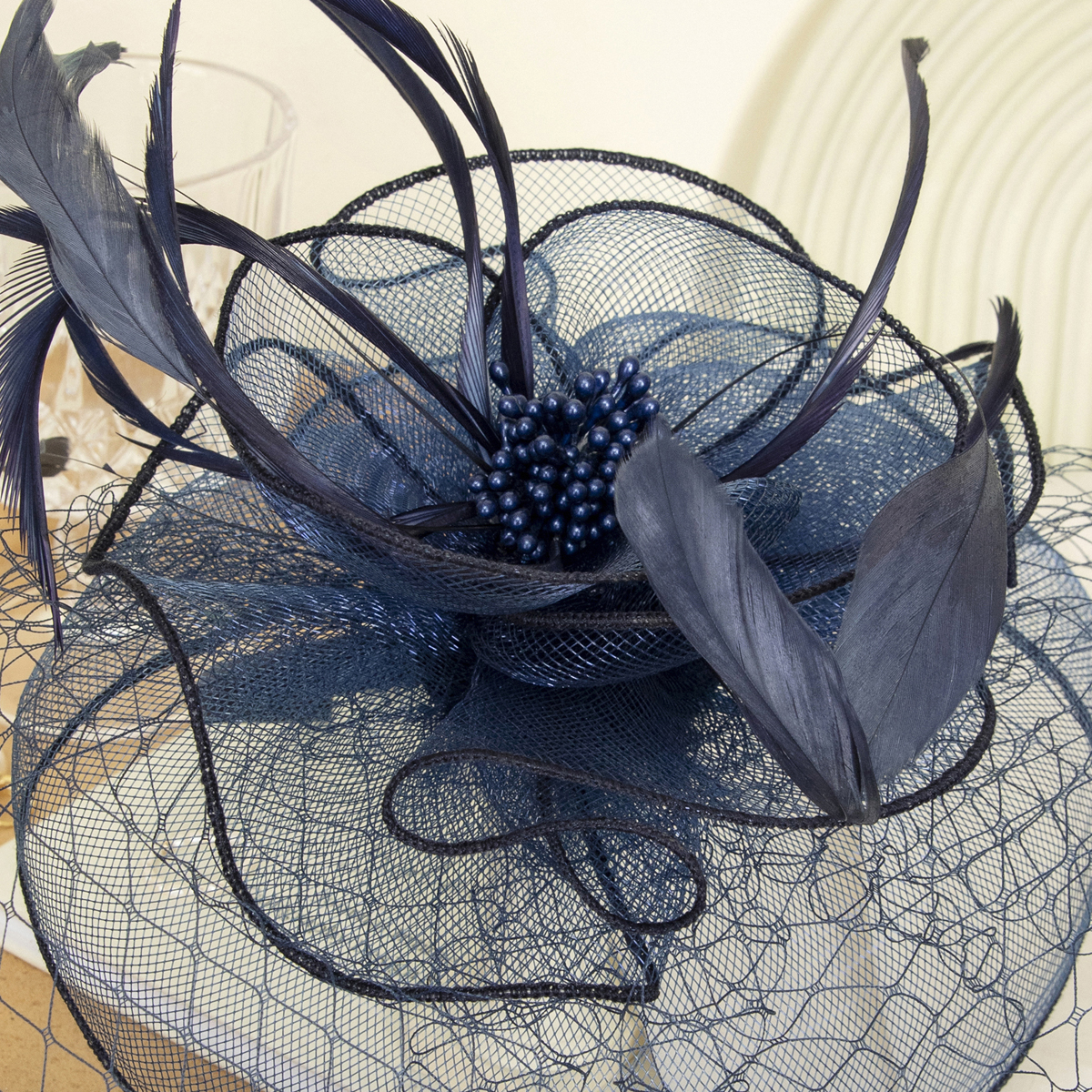 New black petal-shaped horse racing festival headwear from Europe and America, British-style hair accessory, Korean-style hairpin, catwalk style fine cloth feather top hat
