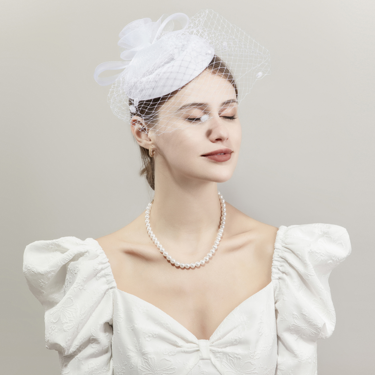 New black petal-shaped horse racing festival headwear from Europe and America, British-style hair accessory, Korean-style hairpin, catwalk style fine cloth feather top hat Specification image