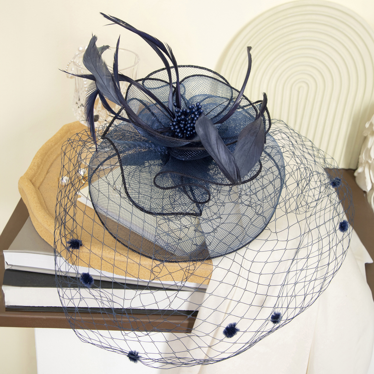 New black petal-shaped horse racing festival headwear from Europe and America, British-style hair accessory, Korean-style hairpin, catwalk style fine cloth feather top hat Item Picture