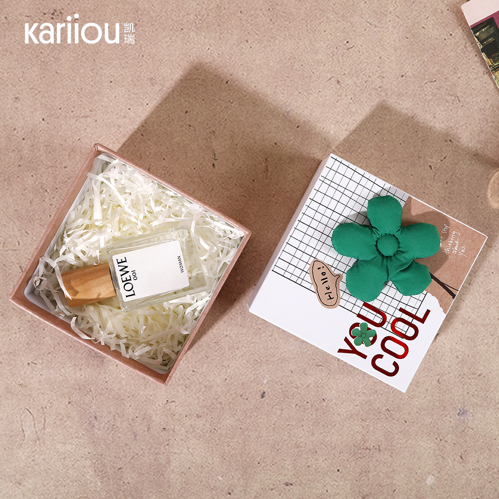 Factory-customized creative folding wedding candy boxes - Small paper gift boxes suitable for packaging handmade soaps and small accessories Application Scenario