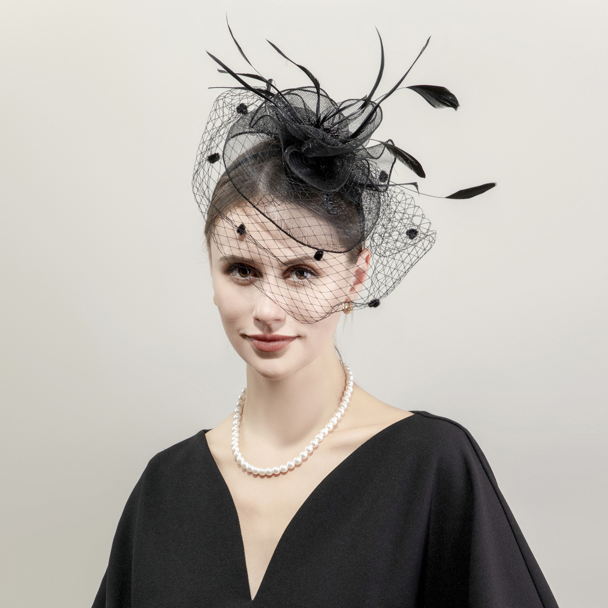 New black petal-shaped horse racing festival headwear from Europe and America, British-style hair accessory, Korean-style hairpin, catwalk style fine cloth feather top hat details Picture