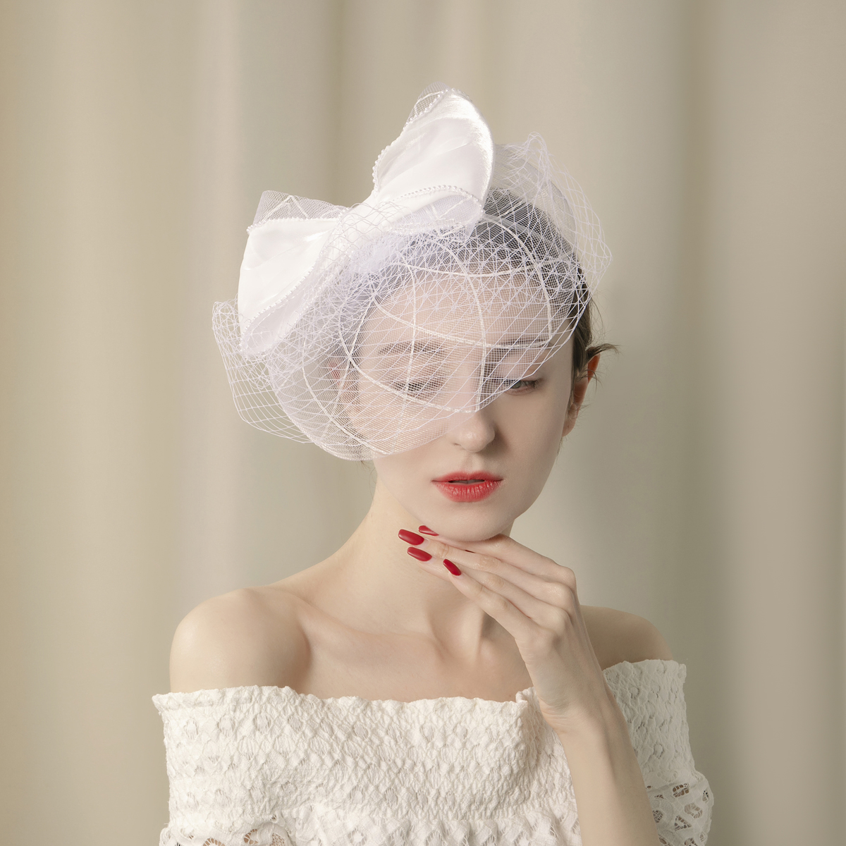 Amazon's new white double-flowered top hat, bride's hair accessory, tulle top hat, horse racing club tulle hat, hair accessory and hairpin Item Picture