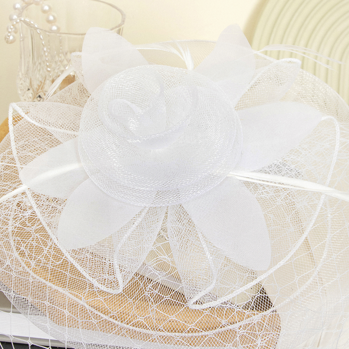 New black petal-shaped horse racing festival headwear from Europe and America, British-style hair accessory, Korean-style hairpin, catwalk style fine cloth feather top hat Item Picture