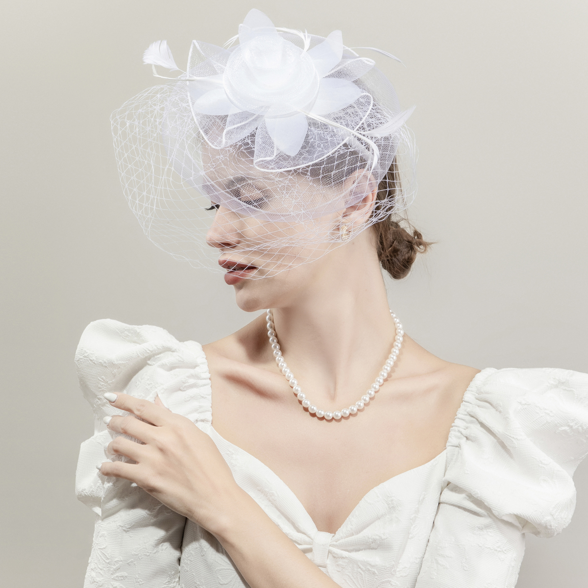 New black petal-shaped horse racing festival headwear from Europe and America, British-style hair accessory, Korean-style hairpin, catwalk style fine cloth feather top hat details Picture