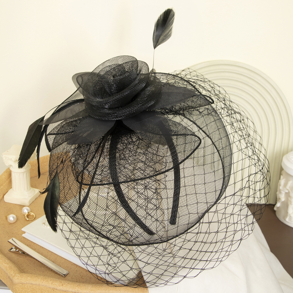 New black petal-shaped horse racing festival headwear from Europe and America, British-style hair accessory, Korean-style hairpin, catwalk style fine cloth feather top hat Application Scenario