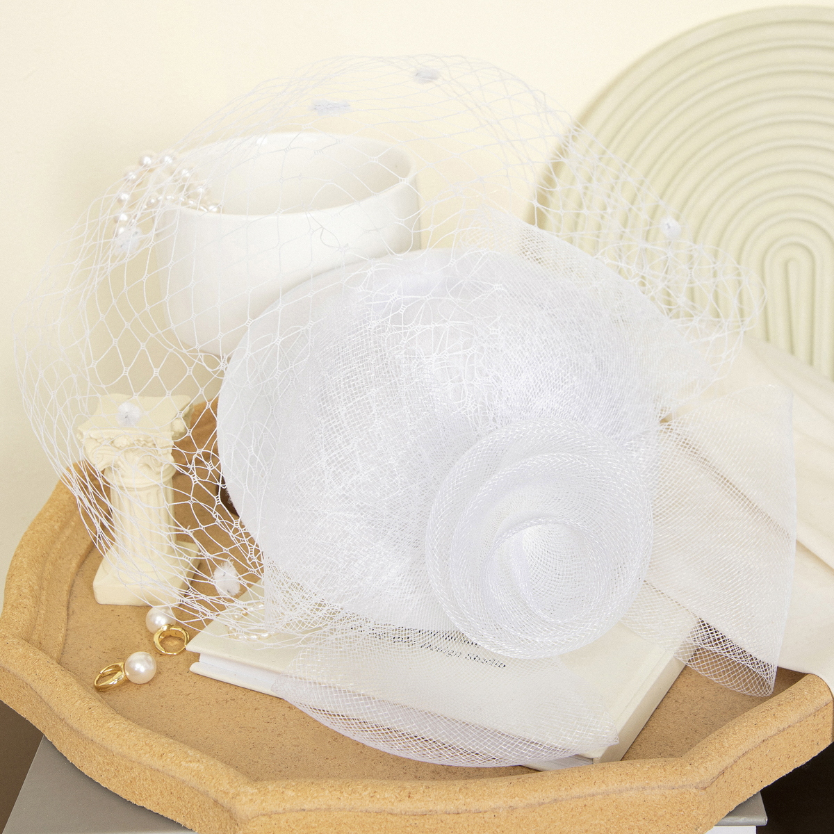 New black petal-shaped horse racing festival headwear from Europe and America, British-style hair accessory, Korean-style hairpin, catwalk style fine cloth feather top hat Item Picture