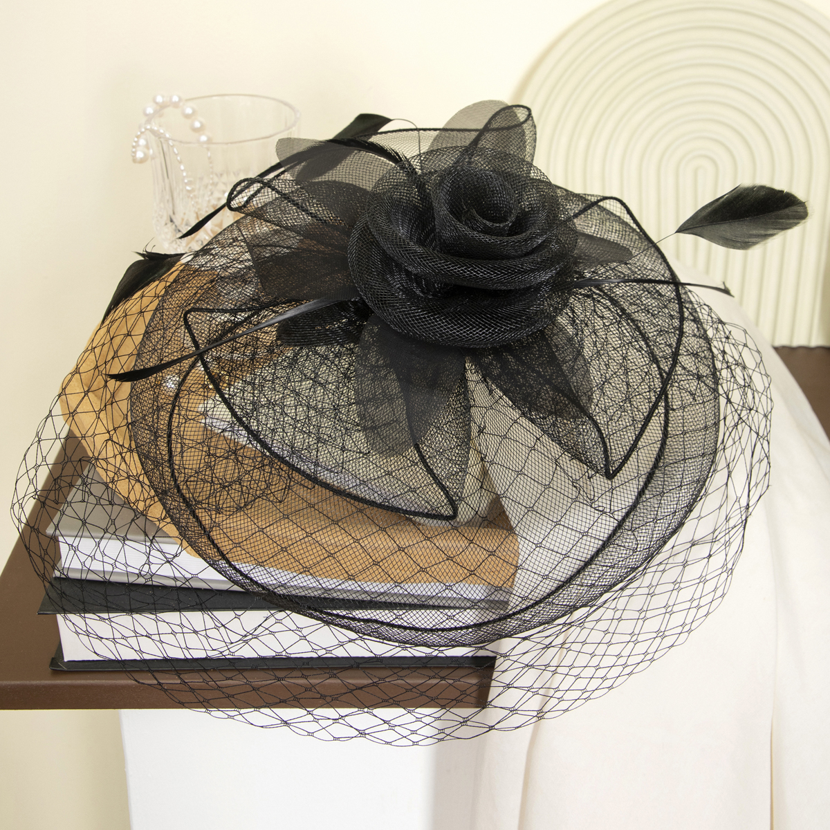 New black petal-shaped horse racing festival headwear from Europe and America, British-style hair accessory, Korean-style hairpin, catwalk style fine cloth feather top hat Item Picture