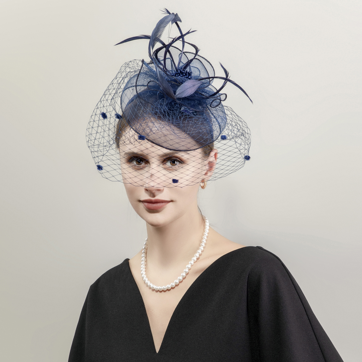 New black petal-shaped horse racing festival headwear from Europe and America, British-style hair accessory, Korean-style hairpin, catwalk style fine cloth feather top hat Specification image
