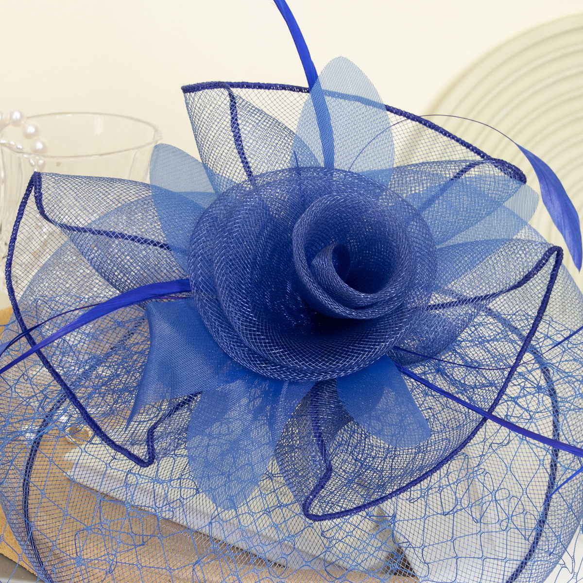 New black petal-shaped horse racing festival headwear from Europe and America, British-style hair accessory, Korean-style hairpin, catwalk style fine cloth feather top hat Application Scenario