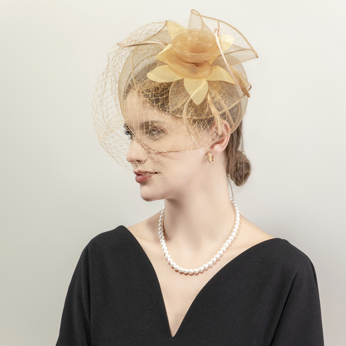 New black petal-shaped horse racing festival headwear from Europe and America, British-style hair accessory, Korean-style hairpin, catwalk style fine cloth feather top hat Specification image