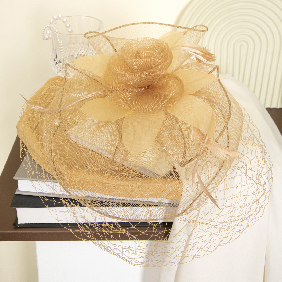 New black petal-shaped horse racing festival headwear from Europe and America, British-style hair accessory, Korean-style hairpin, catwalk style fine cloth feather top hat Item Picture