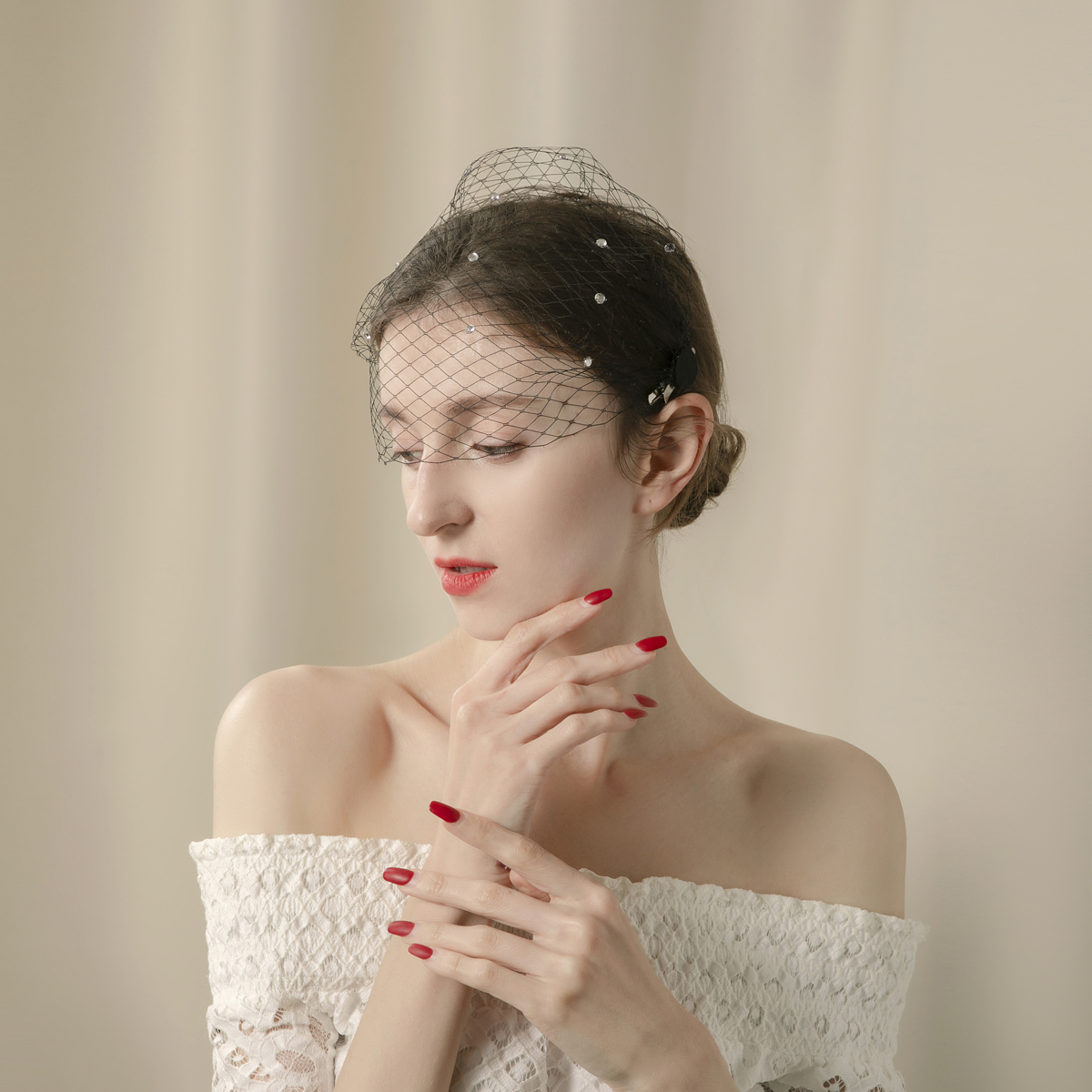 American-style folding feather tulle mid-top hat, bridal photo headpiece, tulle feather hat, versatile hat for banquets Application Scenario