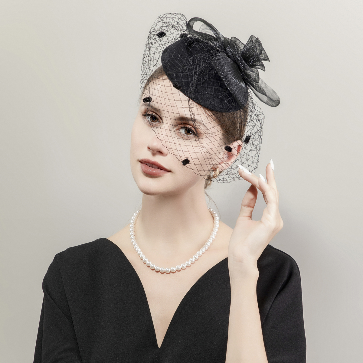 New black petal-shaped horse racing festival headwear from Europe and America, British-style hair accessory, Korean-style hairpin, catwalk style fine cloth feather top hat Specification image