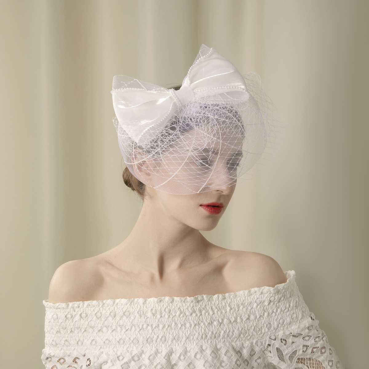 Amazon's new white double-flowered top hat, bride's hair accessory, tulle top hat, horse racing club tulle hat, hair accessory and hairpin Application Scenario