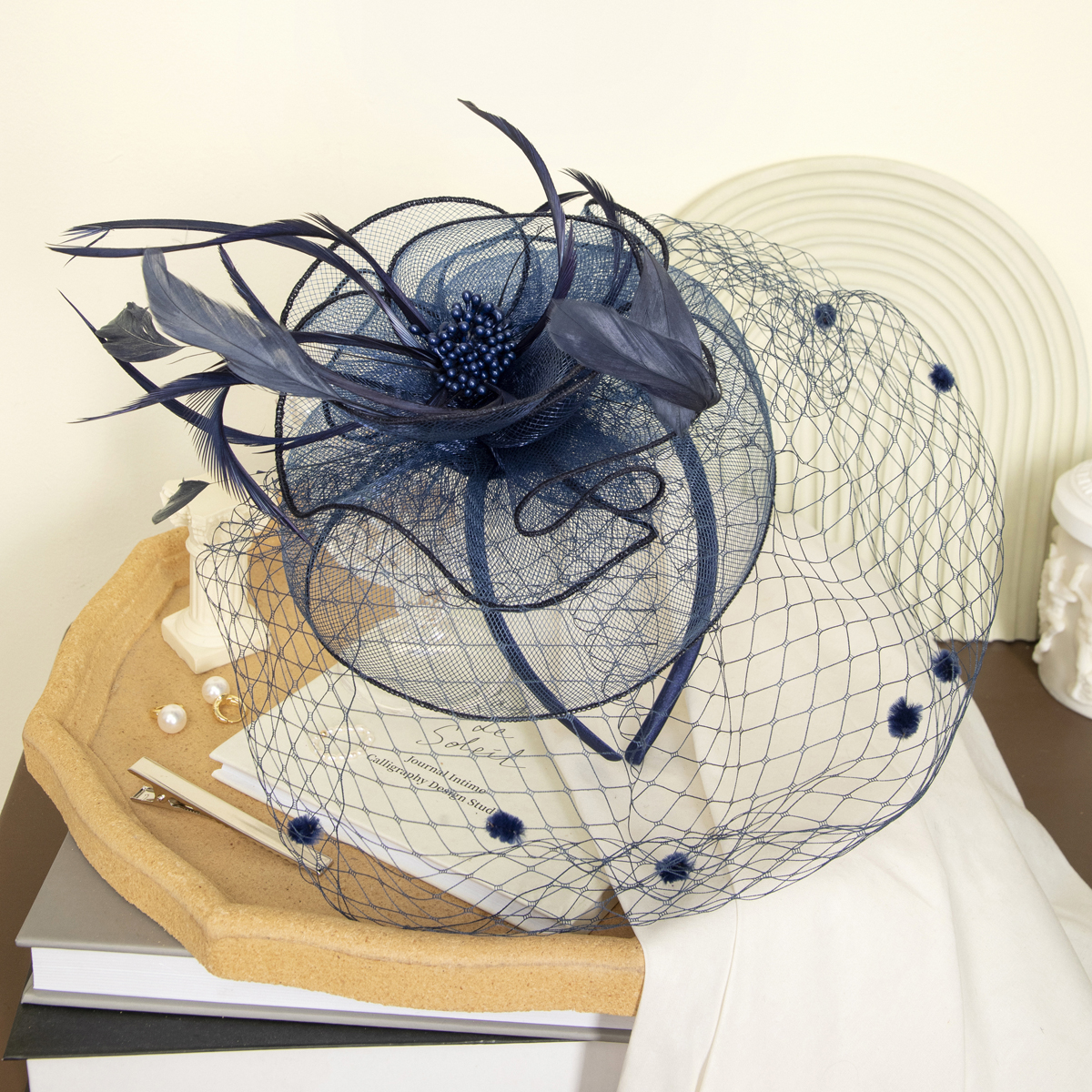 New black petal-shaped horse racing festival headwear from Europe and America, British-style hair accessory, Korean-style hairpin, catwalk style fine cloth feather top hat Application Scenario