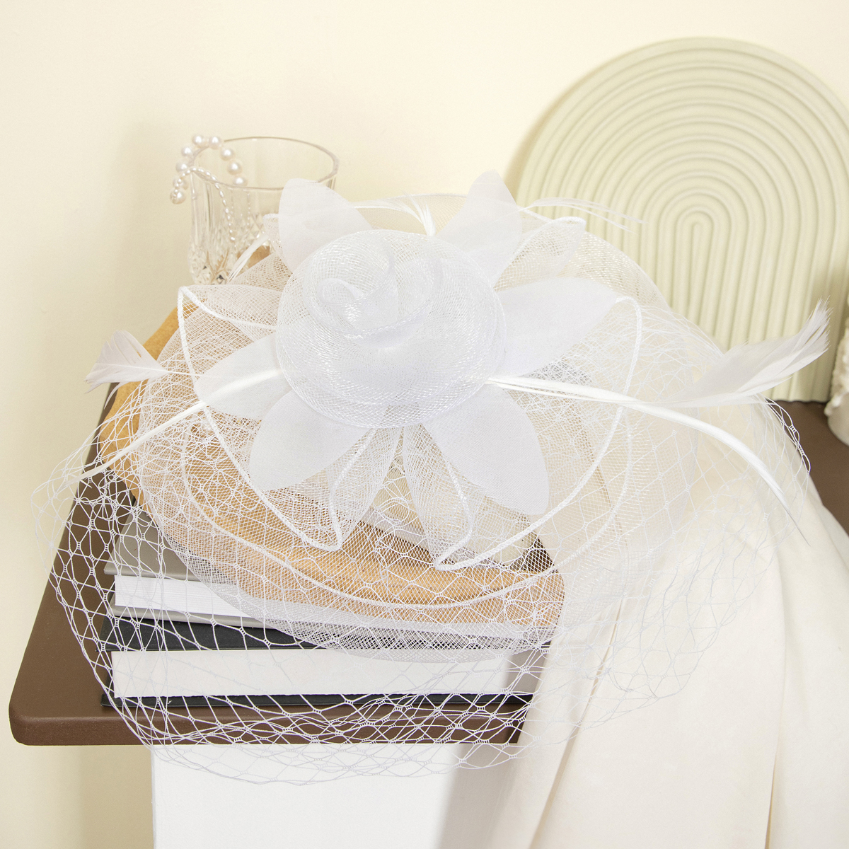 New black petal-shaped horse racing festival headwear from Europe and America, British-style hair accessory, Korean-style hairpin, catwalk style fine cloth feather top hat Application Scenario