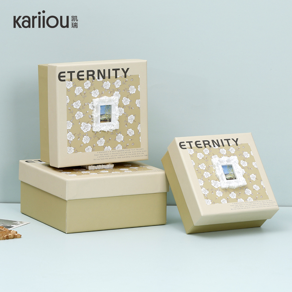 Heart-shaped gilded gift set of three pieces - including hand-held flower box with matte laminated printing on the surface, specially designed for high-end wedding packaging