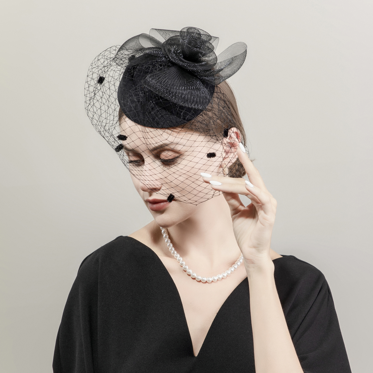 New black petal-shaped horse racing festival headwear from Europe and America, British-style hair accessory, Korean-style hairpin, catwalk style fine cloth feather top hat