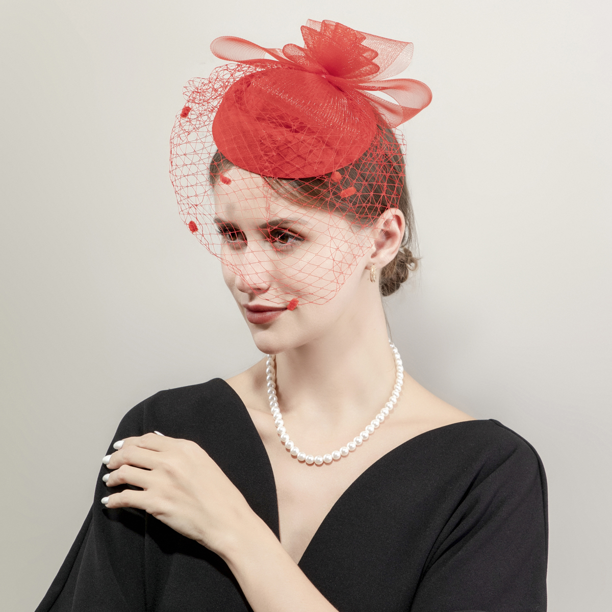 New black petal-shaped horse racing festival headwear from Europe and America, British-style hair accessory, Korean-style hairpin, catwalk style fine cloth feather top hat Specification image