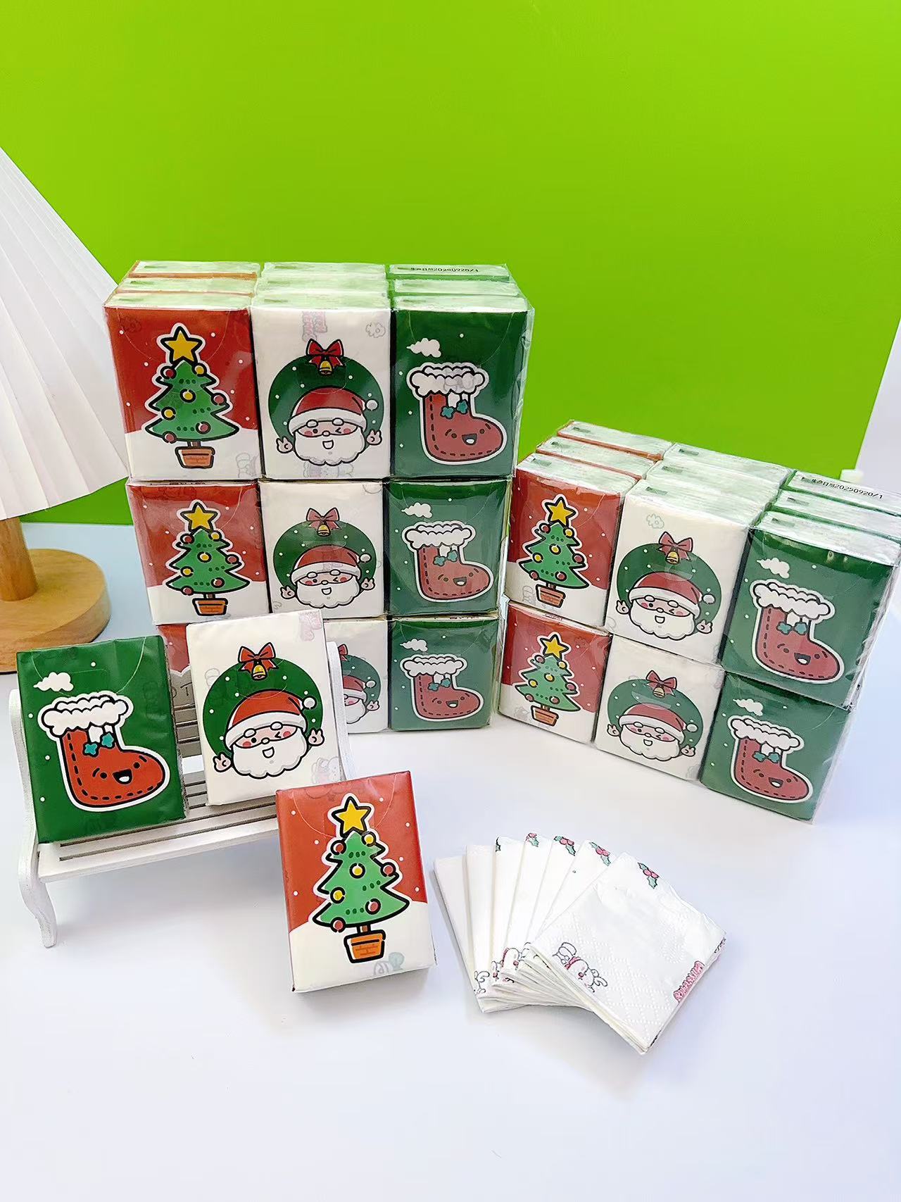 圣诞主题卡通印花手帕纸 — 规格 210×210 毫米 三层加厚 8 片 / 包 小巧便携 迷你口袋纸巾 不掉纸屑 Application Scenario