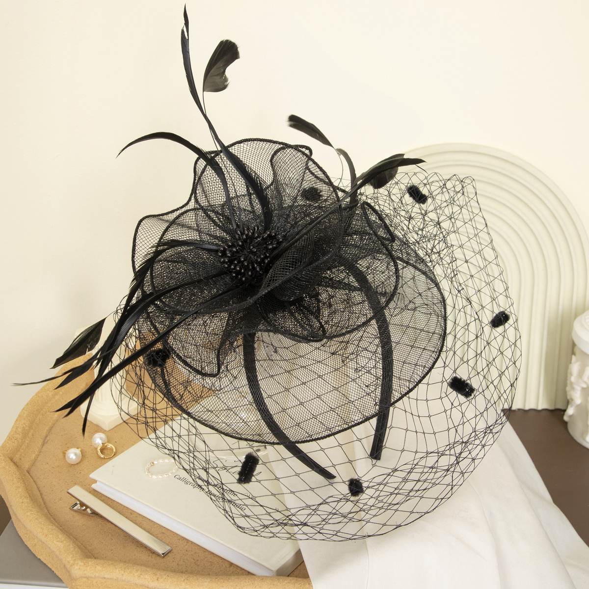 New black petal-shaped horse racing festival headwear from Europe and America, British-style hair accessory, Korean-style hairpin, catwalk style fine cloth feather top hat Item Picture