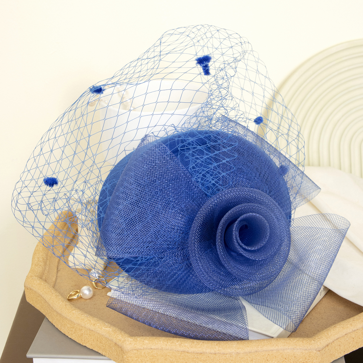 New black petal-shaped horse racing festival headwear from Europe and America, British-style hair accessory, Korean-style hairpin, catwalk style fine cloth feather top hat Item Picture